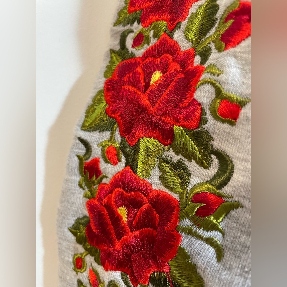 “Polish Rose" Crew Neck Sweatshirt Gray With Floral Embroidery Sz Small Ukraine - Picture 6 of 9